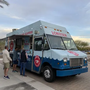 45-MINUTE LINE!! Quite the popular truck.