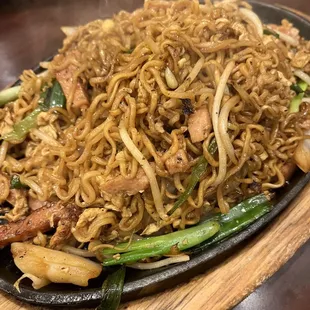 鐵板黑椒餐肉公仔麵