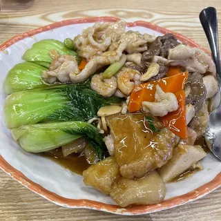 F5. House Special Beef Chow Fun in Gravy