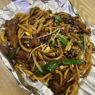 E2. Beef Stir Fried Udon in Satay Sauce Special