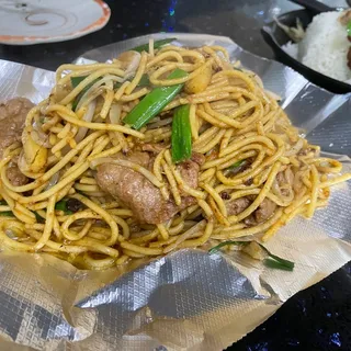 E3. Beef Stir Fried Spaghetti in Black Pepper Sauce Special