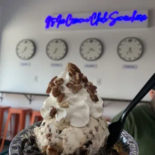 Chocolate chip cookie sundae