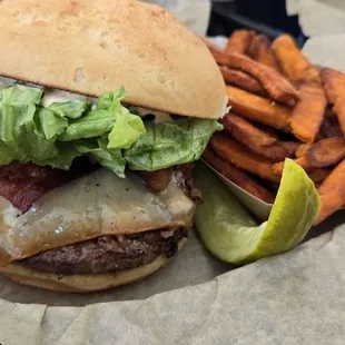 Glutin free burger and glutinous free sweet potatoes fries