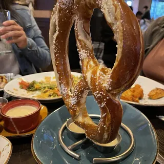 Giant Pretzel W Cheese