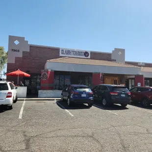 the outside of a restaurant