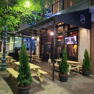 the outside of a restaurant