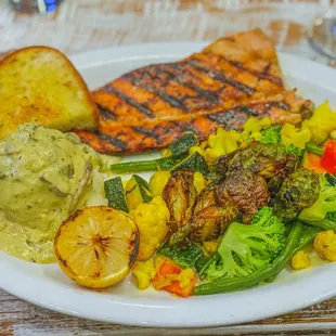 Trout with Mashed Potatoes and Veggies