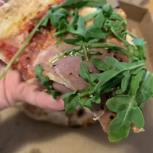 Prosciutto &amp; Arugula Pizza (lemon, extra virgin olive oil drizzle) Close-Up; IG: @katzlundell