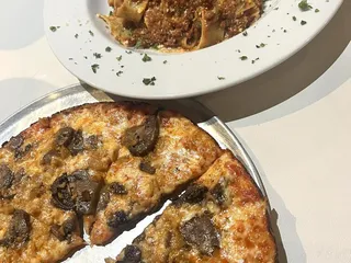 Daisy Buchanan’s Pizza bar