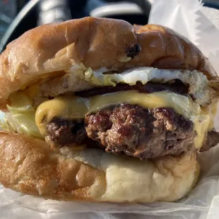 brekkie burger: fried egg, bacon, cheese, pickles