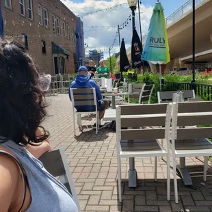 The bad management with the green clothing in background, the Caucasian man with his drink,