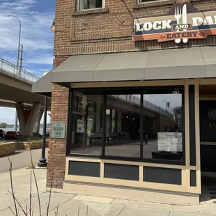 Outside - showing this place is very near the Mississippi.