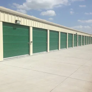 Lockbox Storage Bennington provides easy drive up units of various sizes and low prices.
