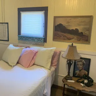 Room 2, Marilyn Monroe Room. Magic Fingers bed!