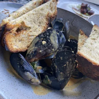 Red Thai Curry Steamed Pei Mussels