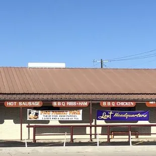 the outside of the restaurant
