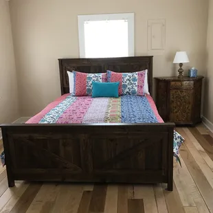 Ojai Room - features queen size bed, access to patio and shares Jack &amp; Jill bathroom