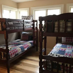 Kids Room features 4 twin bunkbeds
