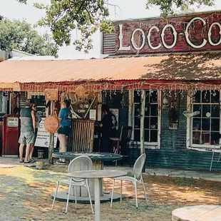 the outside of the restaurant