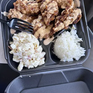 Crispy chicken with macaroni salad and white rice.