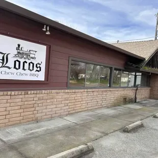 picture of the front of Loco's motive chew chew BBQ in Snelling, CA.