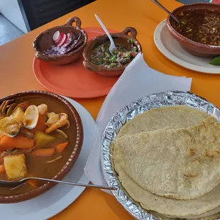 Caldo de Mariscos y Consomé de Chivo con Carne