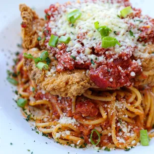 a plate of chicken parmesan pasta
