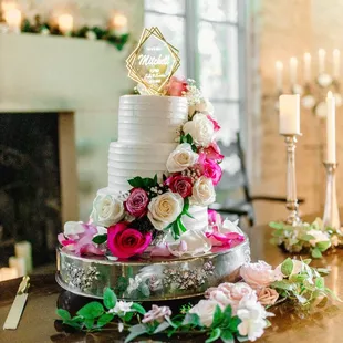 My wedding cake was beautiful and so flavorful. The peach cobbler flavor was a crowd pleaser. Definitely will use Loft22 again.