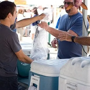 Another satisfied customer at the farmer&apos;s market!