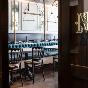 Peek from the Bar into Lola