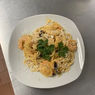 Spagetti con camarones en salsa chipotle