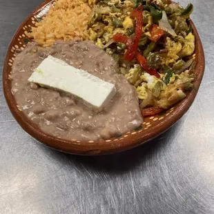 Huevos ala mexicana arroz y frijoles