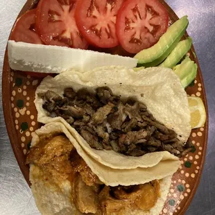 Tacos de asada y chicharros