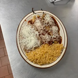 Chiles rellenos en salsa roja