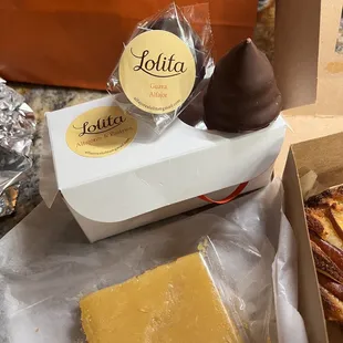 Conito(?) w Duce de leche &amp; lemon curd bar