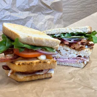 a turkey sandwich with lettuce and tomato