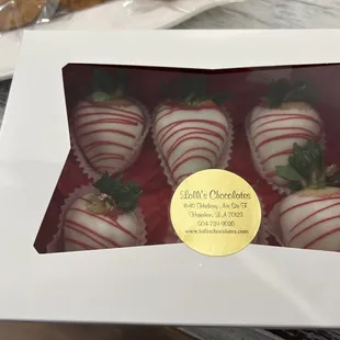 1/2 doz white chocolate strawberries nicely arranged