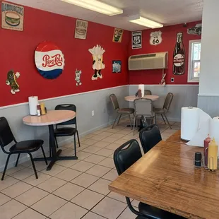 the interior of a fast food restaurant