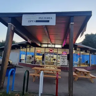 the outside of a restaurant