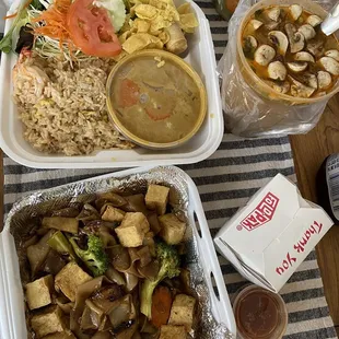 Pad See Ew + Tom Yum Soup (32oz) + Yellow Curry - Lunch Special