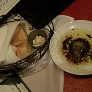 Starter.. complimentary bread and garlic sauce, enough to fill the wait for appetizer.