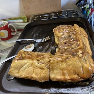 a pan of cinnamon rolls