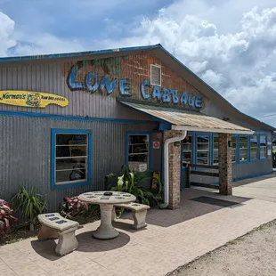 Great stop for lunch or the airboat rides.