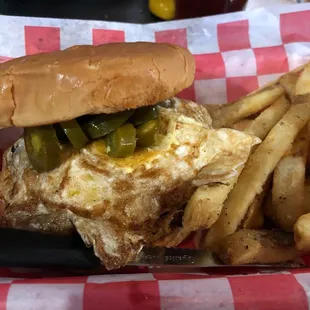 Burger with egg and jalapeños