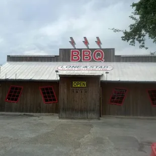 The definition of hole in the wall