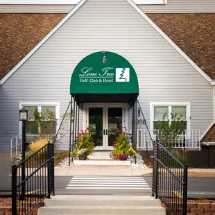 Entrance to the Lone Tree Golf Club and Hotel