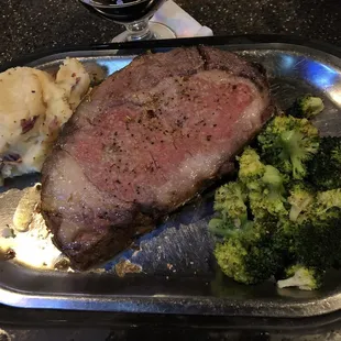 14oz steak with broccoli and mashed potatoes