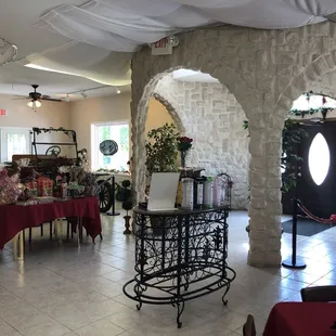 dining room with red tablecloths