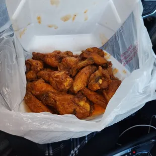 I ABSOLUTELY LOVE this place and the Hot Lemon extra wet wings is the BEST. I order these wings every week. The employees are so nice.