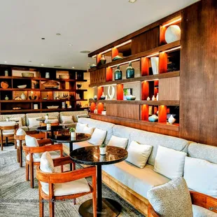 Exclusive, private "Club Level" indoor relaxation space + personalized service. Longboard Club. 'Alohilani Resort Waikīkī Beach.